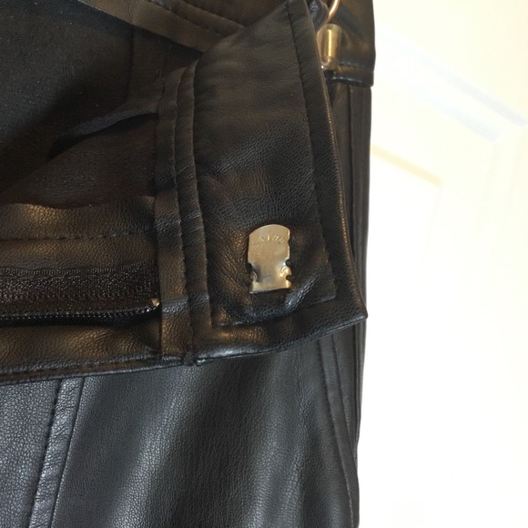 Zara Faux Vegan Leather Jogger Pants Womens Size Extra Small Black Cargo Pockets - Picture 3 of 8